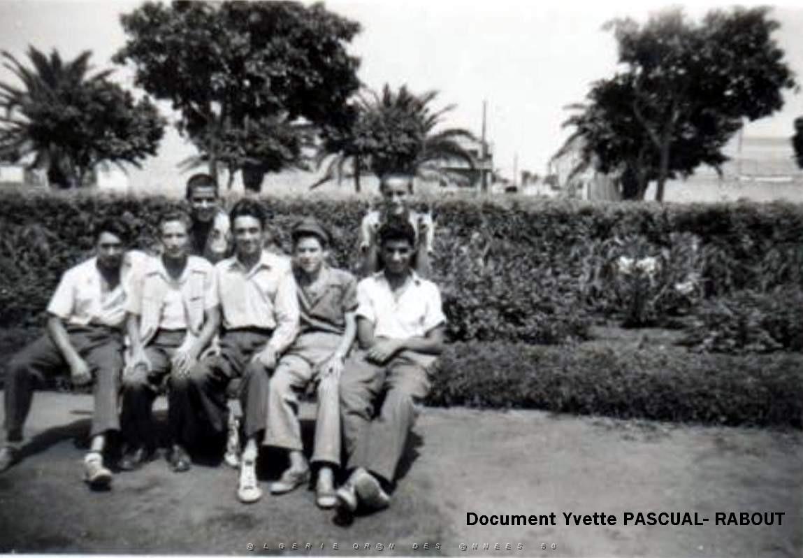 Oran- SDV- 4200-Place Fontanel Jo PASCUAL au milieu et ses copains.jpg